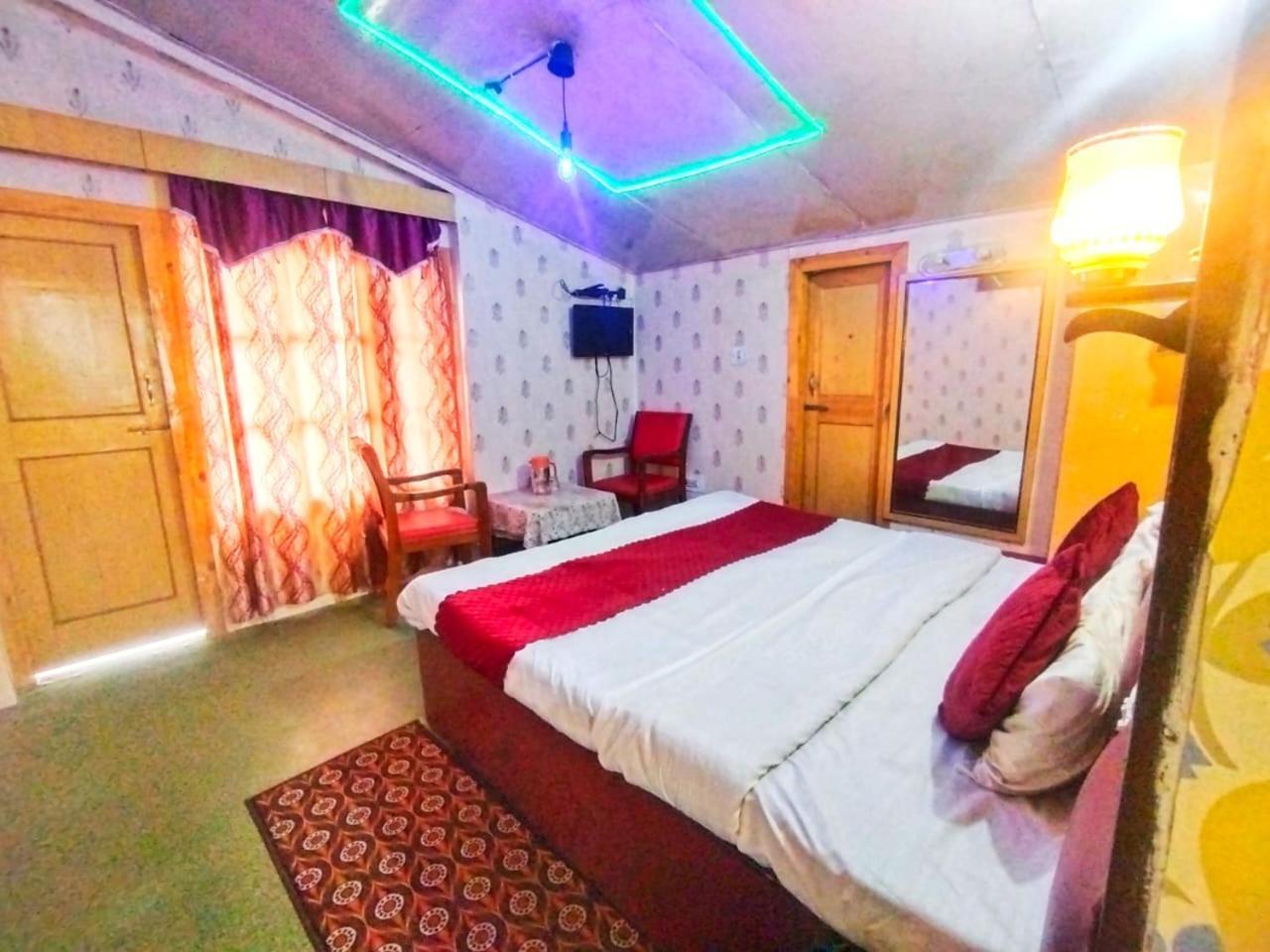 Hotel Gilbert Mountain View Manāli Kültér fotó